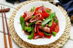 The method of stir frying squid with vegetable peppers