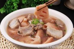 The method of stewing pork ribs with lotus root