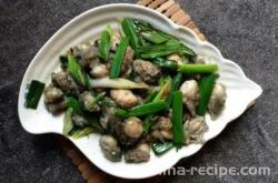 The method of stir frying oysters with Guangdong style garlic sprouts