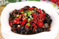 The method of stir frying black fungus with double peppers