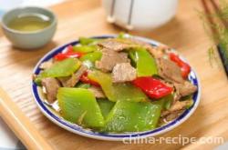 The method of stir frying lettuce slices with meat