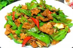 The method of stir frying pork with chili pepper