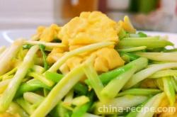 Method of stir frying garlic sprouts with eggs