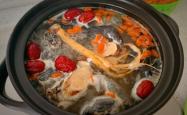 The recipe for stewing black chicken soup with cordyceps flowers and goji berries