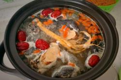 The recipe for stewing black chicken soup with cordyceps flowers and goji berries