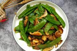 The method of stir frying bacon with Cantonese style Dutch beans, mushrooms, and shiitake mushrooms