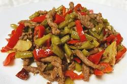 The method of stir frying beef with sour beans and ginger