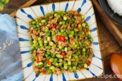 The method of stir frying minced meat with garlic sprouts