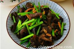 The method of stir frying shredded meat with celery and fungus