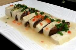 The method of frying mushroom slices and steaming tofu