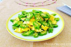 The recipe for stir frying eggs with okra