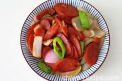 The method of stir frying sausage with onions