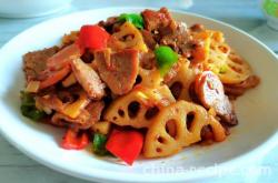 The method of stir frying pork with lotus root