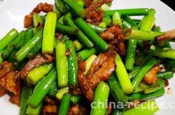 The method of stir frying meat with garlic sprouts