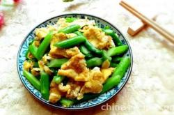 The recipe for stir frying eggs with asparagus