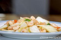 The method of stir frying shrimp with Chinese cabbage