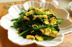 The method of stir frying eggs with spinach