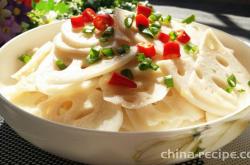 The method of stir frying white lotus root with spicy sauce