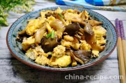 The method of stir frying eggs with fresh mushrooms