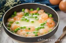 The method of steaming eggs with peas and shrimp