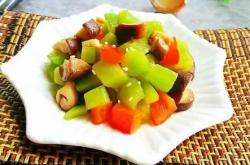 The method of stir frying diced shiitake mushrooms and bamboo shoots