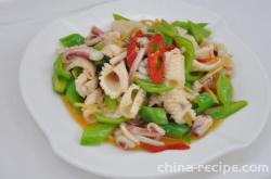 The recipe for stir frying squid with green peppers