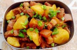 The method of stewing pork with potato chunks