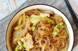 The method of stewing pork and cabbage with vermicelli