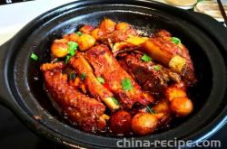 The method of stewing pork ribs in a clay pot