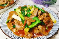 The method of stir frying chicken hearts with green garlic sprouts