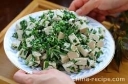 The method of mixing spring sprouts with tofu