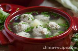 The method of stewing dishes with clear skewered meatballs in a clay pot