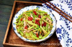 The method of stir frying celery with shredded meat