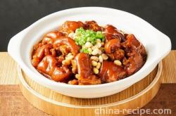 The method of braising pig trotters with soybeans