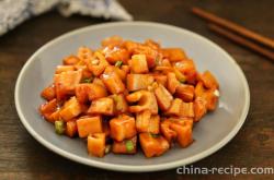 The method of making sweet and sour lotus root cubes