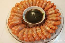 The method of boiling small nine section shrimp with clean water