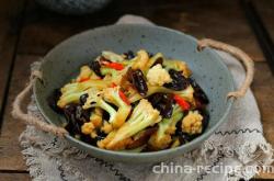 The method of stir frying fungus with cauliflower