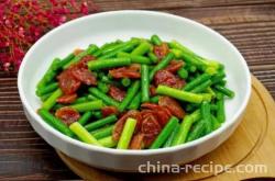 The method of stir frying sausage with garlic sprouts