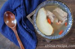 Stewed thin pig soup with scallops and sea bottom coconut rock sugar and snow pear