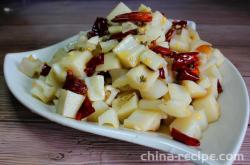 The method of stir frying diced lotus root with vegetarian ingredients