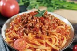 Preparation of Noodles in soup with Tomato and Meat Paste