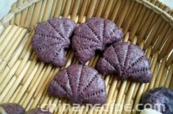 The recipe for black rice lotus leaf cake