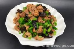 The method of stir frying meat with garlic sprouts and fungus