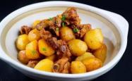 The recipe for braising pork ribs with small potatoes