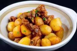 The recipe for braising pork ribs with small potatoes