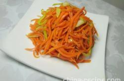 The method of stir frying carrots with vegetables