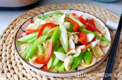 The method of stir frying celery with lilies