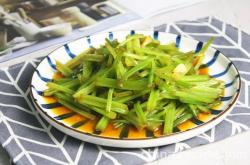 The method of stir frying celery with vegetarian ingredients