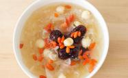 Preparation of Ice Sugar Tremella and Lotus Seed Soup