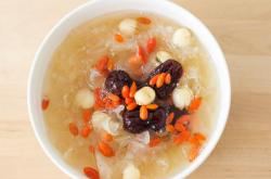 Preparation of Ice Sugar Tremella and Lotus Seed Soup